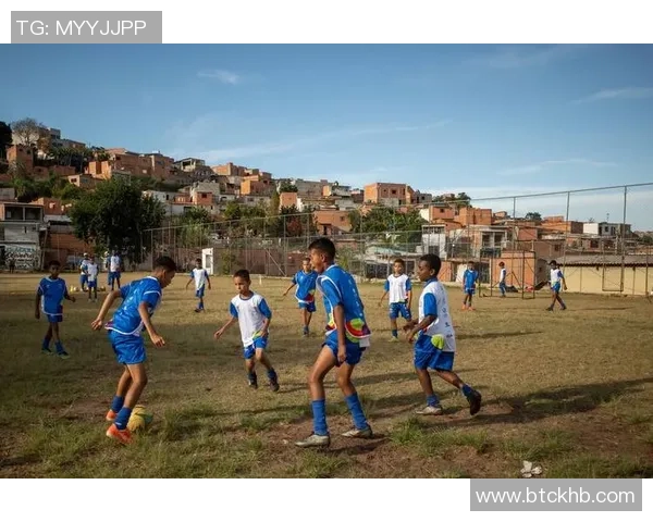 从街头到绿茵场 他曾是无人问津的足球少年如今成就传奇