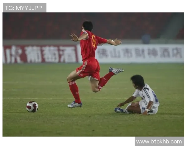 以足球球星经典庆祝pose诠释激情与力量的运动艺术魅力