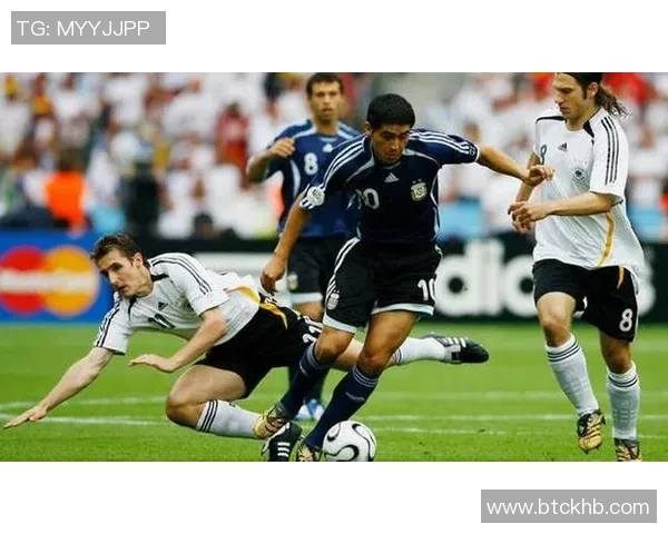 足球巨星脚法较量谁能称霸绿茵场技术王座解析与对比