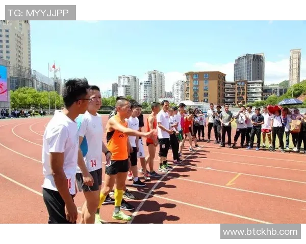 足球球星亲骑自行车展现别样风采助力环保运动精神